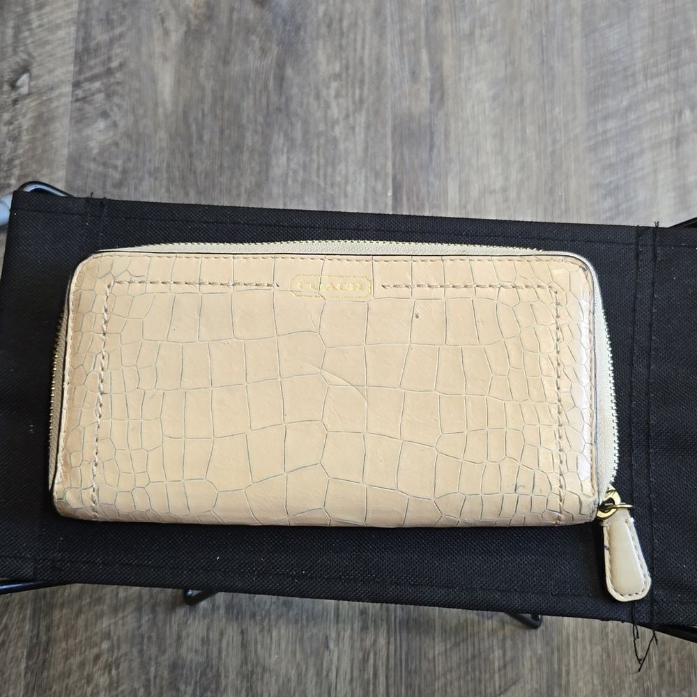 🐢 Coach Avery Embossed roc accordion zip wallet